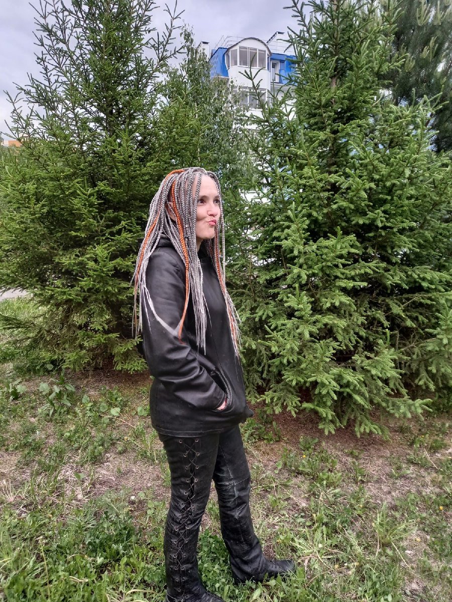 Ох уж эти возможности индустрии красоты)))
Захотела - налысо,
Захотела - косы до пояса...
(Захотела - 2 в 1, но это прям трешак)))