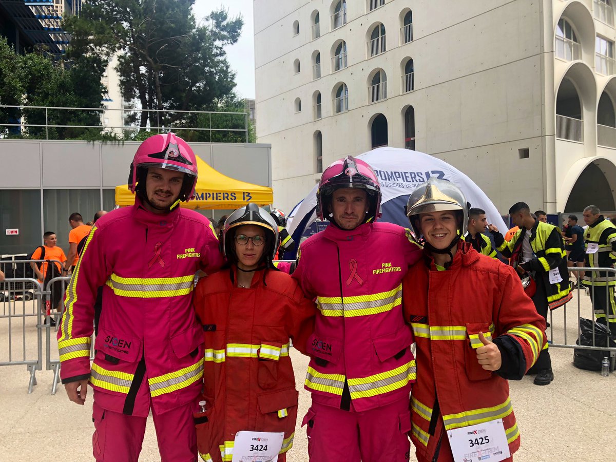 PompiersRoses's tweet photo. 1ere édition du challenge #FireXtrem dans la plus haute tour de #Marseille organisée par @Pompiers_13 et @MarinsPompiers : 30 étages en tenue de feu et ARI, les @PompiersRoses étaient présents ! Un vrai plaisir de se dépasser et de discuter du #cancerdusein avec vous tous ! https://t.co/DOwk2tiHsU