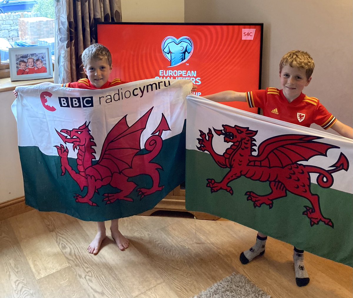 Awen5's tweet photo. @DLlyr Da ninna’n barod yn Aberdaron Dad!! C’mon Cymru!! 🏴󠁧󠁢󠁷󠁬󠁳󠁿🏴󠁧󠁢󠁷󠁬󠁳󠁿⚽️⚽️ https://t.co/8zL4a2knhU
