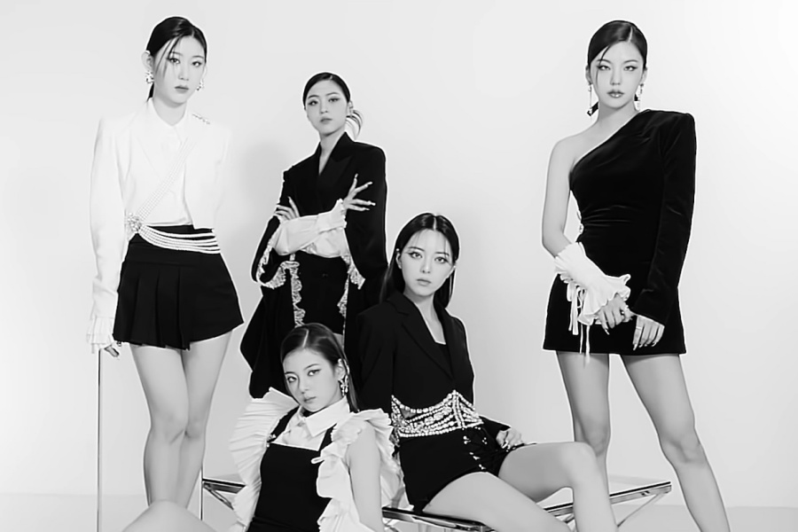 soompi's tweet photo. WATCH: #ITZY Are Queens Of The Chessboard In Stunning Comeback Teaser For "CHECKMATE"
https://t.co/v76hjTU1P3 https://t.co/akfsTXaB9E