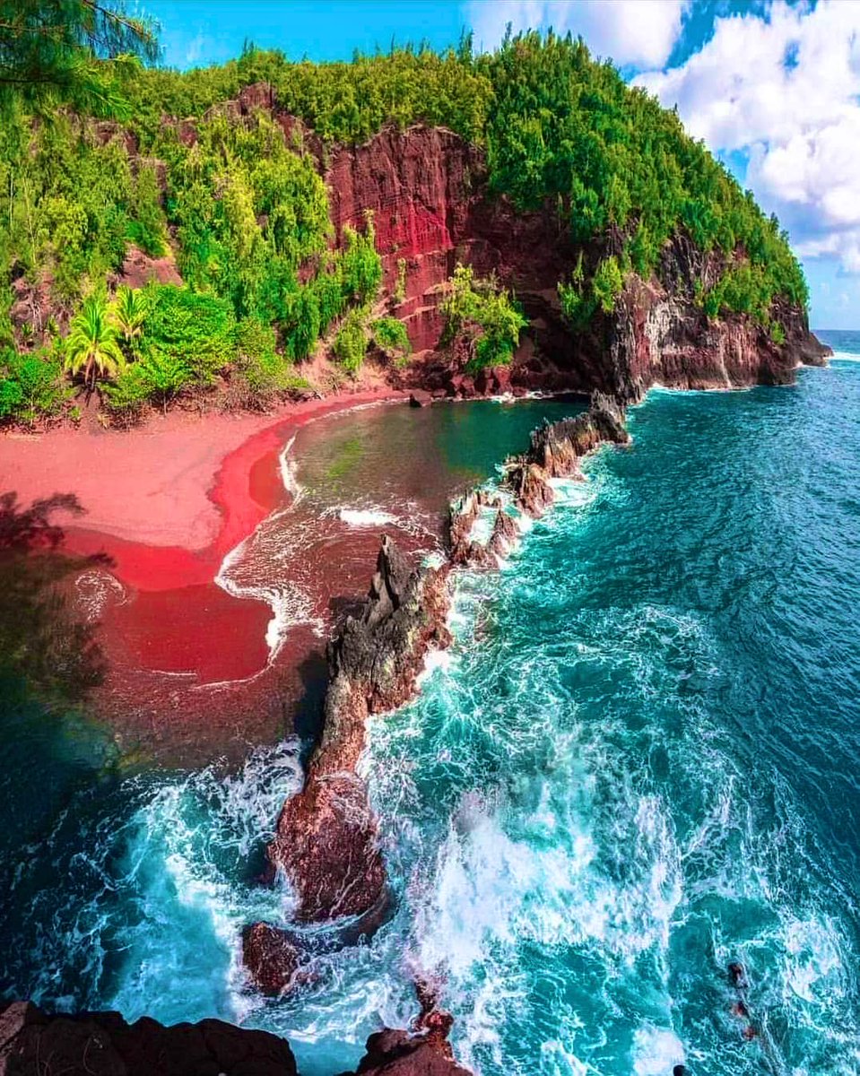 FoodHungerfor's tweet photo. #RedSandBeach, a.k.a. #KaihaluluBeach, #Hawaii #USA https://t.co/yoec5sm35O
