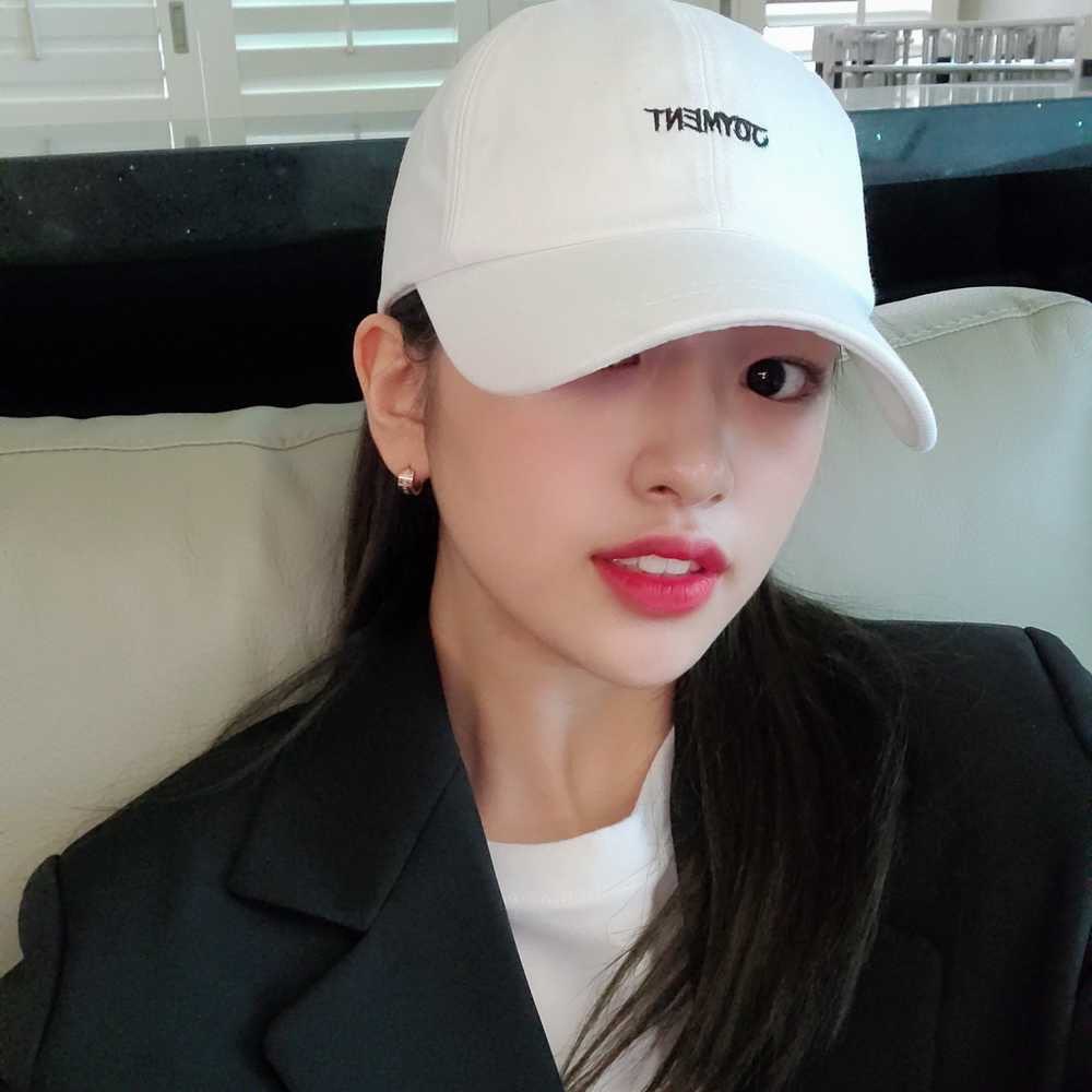 yujdaengdaeng's tweet photo. The way I always see an yujin in son eunseo and son eunseo in an yujin 💙💙 my daengie and geundok 💙💙💙💙 https://t.co/zLUVnazNV7