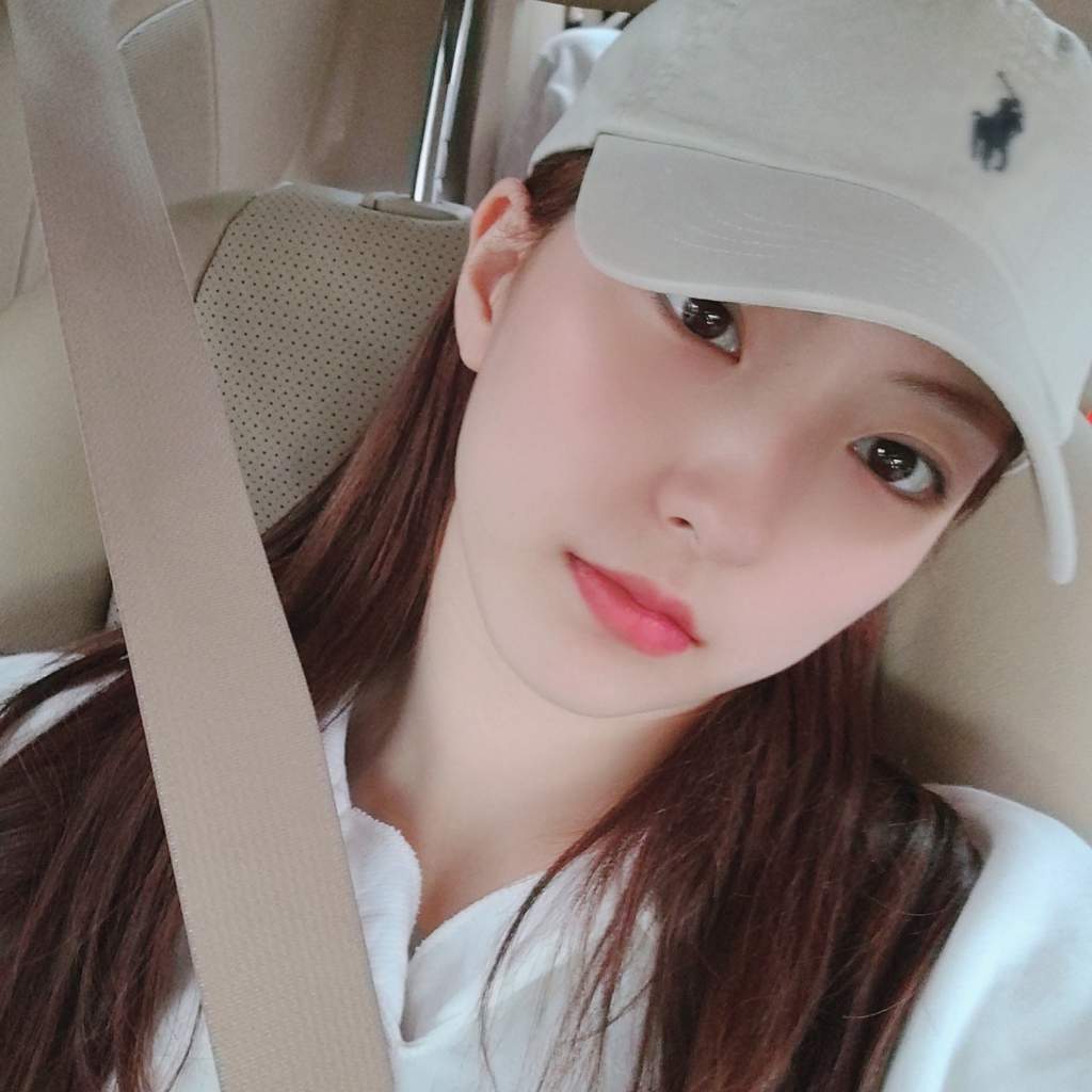 yujdaengdaeng's tweet photo. The way I always see an yujin in son eunseo and son eunseo in an yujin 💙💙 my daengie and geundok 💙💙💙💙 https://t.co/zLUVnazNV7