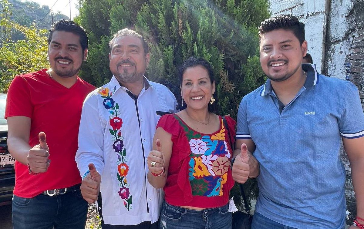 _AvilesAlvarez's tweet photo. Como todas y todos los ciudadanos oaxaqueños, hoy acudí a las urnas acompañado de mi familia para hacer valer mi voto. ¡Te invito a ser parte de este día tan importante para nuestro estado! https://t.co/nL39KQgTUB