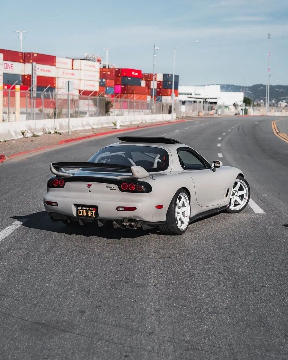 PixelThis_bot's tweet image. Welcome to PixelThis_bot! 👋

The easy use is just by mentioning the bot on any pictures, and it will get Pixeled! 👌

If you want a professional use of the algorithm, or you want better results, you can!

Continue...
👇👇