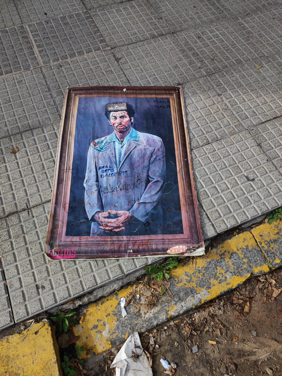 Noempujenche2's tweet photo. Necesito saber como es que esto terminó en una esquina de Barracas. https://t.co/qPeJiNJjvF
