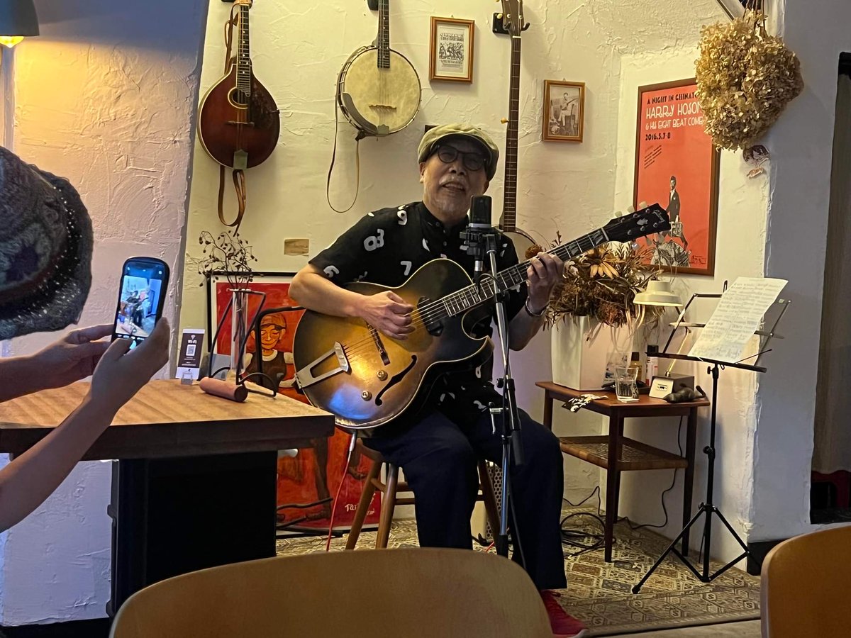 1025tene's tweet photo. intoroducing  #朗読バラード by #Bocketkaz
 
@#新所沢カフェウッドストック

敬愛の　Bocketkazさんのお声がけで
こーんな(どーんな⁉️)
ステキなカフェで、
思いっきりやらせていただきました。
みなさま、ありがとうございました🌿 https://t.co/2DXwN0q05X