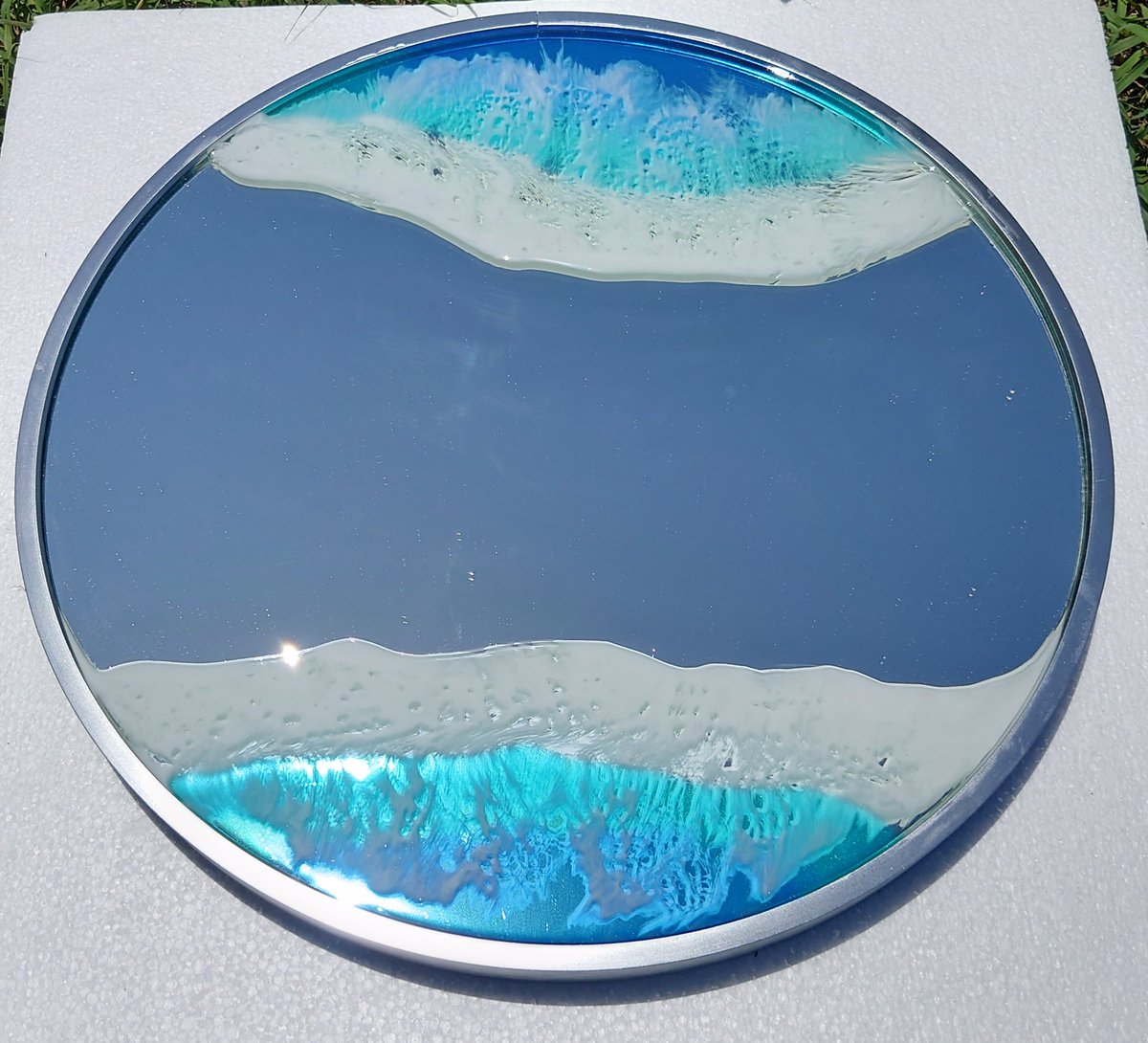 Ryujin23's tweet photo. M's Mirrors Collection「Ikema」
⁡
⁡宮古島の海をイメージした掛け時計です。⁡
⁡直径40cm⁡
⁡詳しくはHPをご覧下さい。⁡⁡
⁡#宮古島
#宮古島ハンドメイド
#沖縄ハンドメイド
#レジン
#ハンドメイド
#海レジン
#鏡⁡
⁡#ミラー
#レジン好きの人と繋がりたい https://t.co/3PE8f2LHlY