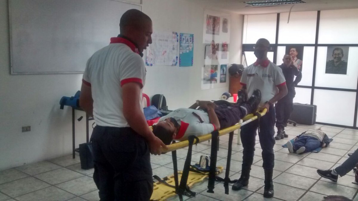 Nucleo_Miranda's tweet photo. UNEFA #NúcleoMiranda Sede Los Teques y estudiantes de Administración de Desastres y personal adscrito a  @BomberosMiranda ofrecieron 1era parte de taller teórico-práctico de primeros auxilios. @angiolillofp @UNEFA_VRRC @Unefa_VEN @marchahil https://t.co/tkhlmnLP4Q