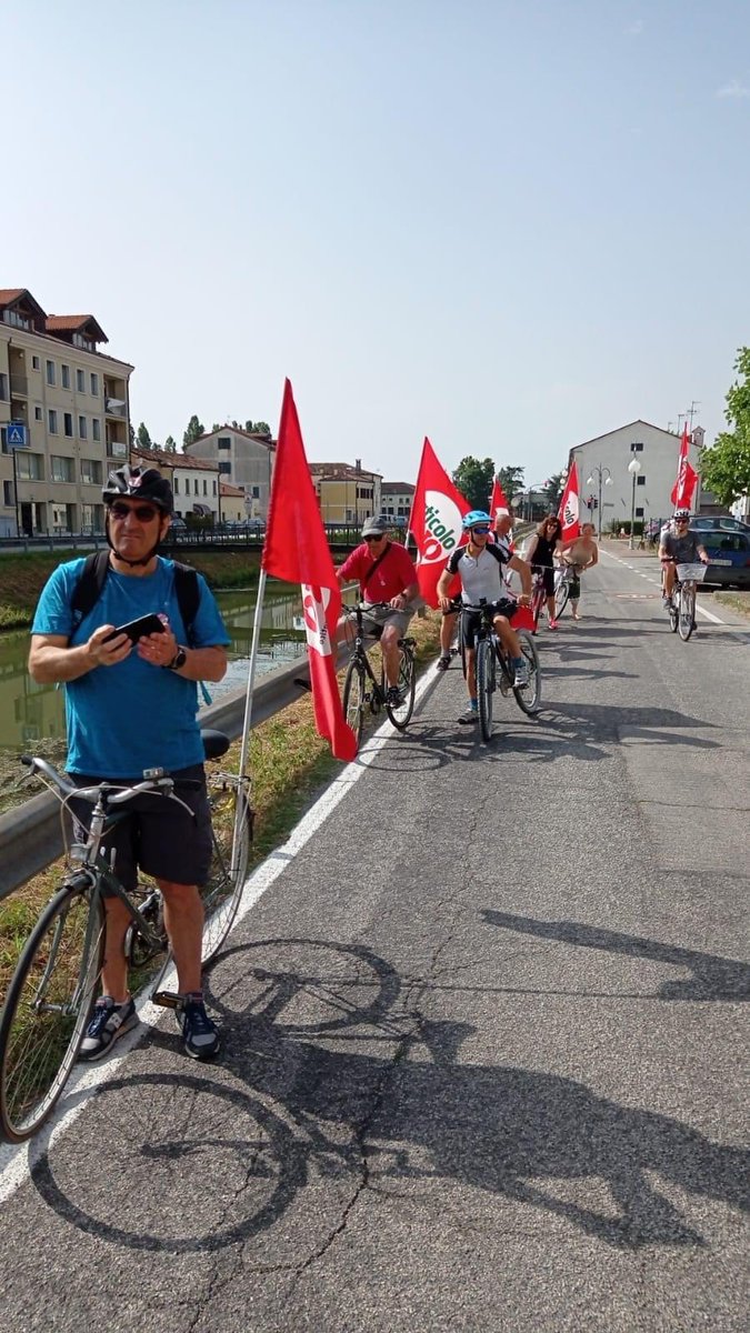 deli200's tweet photo. @donne_uno sul ponte sventolano le bandiere di @articoloUnoMDP @ArticoloUnoMira @Irenesalieri @Arturo_Scotto @lageloni 
#campagnelettoraliquellebelle 
Il 12 a Mira si vota #articolouno https://t.co/HqBarQrFjw