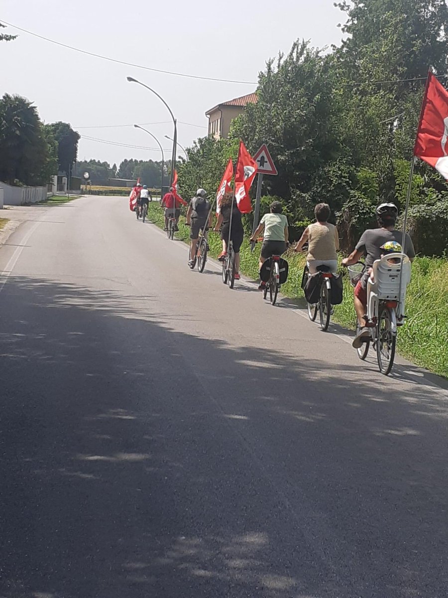 deli200's tweet photo. @donne_uno sul ponte sventolano le bandiere di @articoloUnoMDP @ArticoloUnoMira @Irenesalieri @Arturo_Scotto @lageloni 
#campagnelettoraliquellebelle 
Il 12 a Mira si vota #articolouno https://t.co/HqBarQrFjw