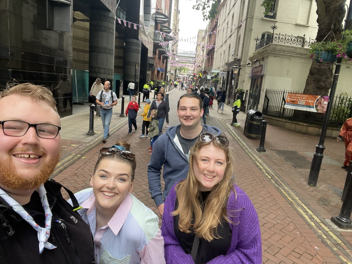 On our adventures before home time📸 Loving watching the set up of the parade along the way too🇬🇧❤️