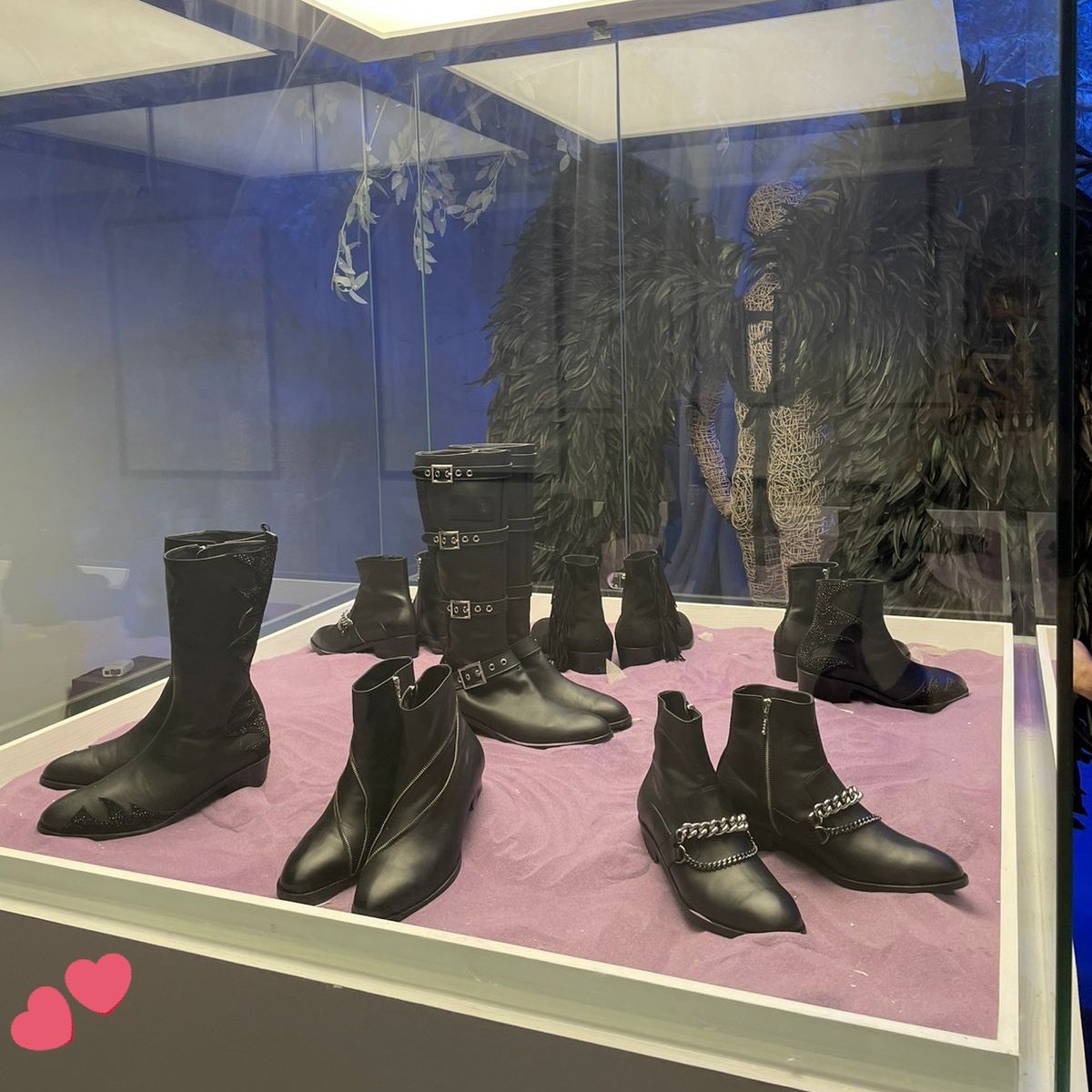 chaerabyeon's tweet photo. "REMEDY" Art Exhibition &amp; Charity with @UNICEFIndonesia

By @ArtXforBTS @SenyumArmy

📌 Plaza Indonesia, Jakarta

Celebrate @BTS_twt 9th anniversary 

#REMEDY #ARMY #BTS #방탄소년단 #아미 https://t.co/mkHN2E7FOW
