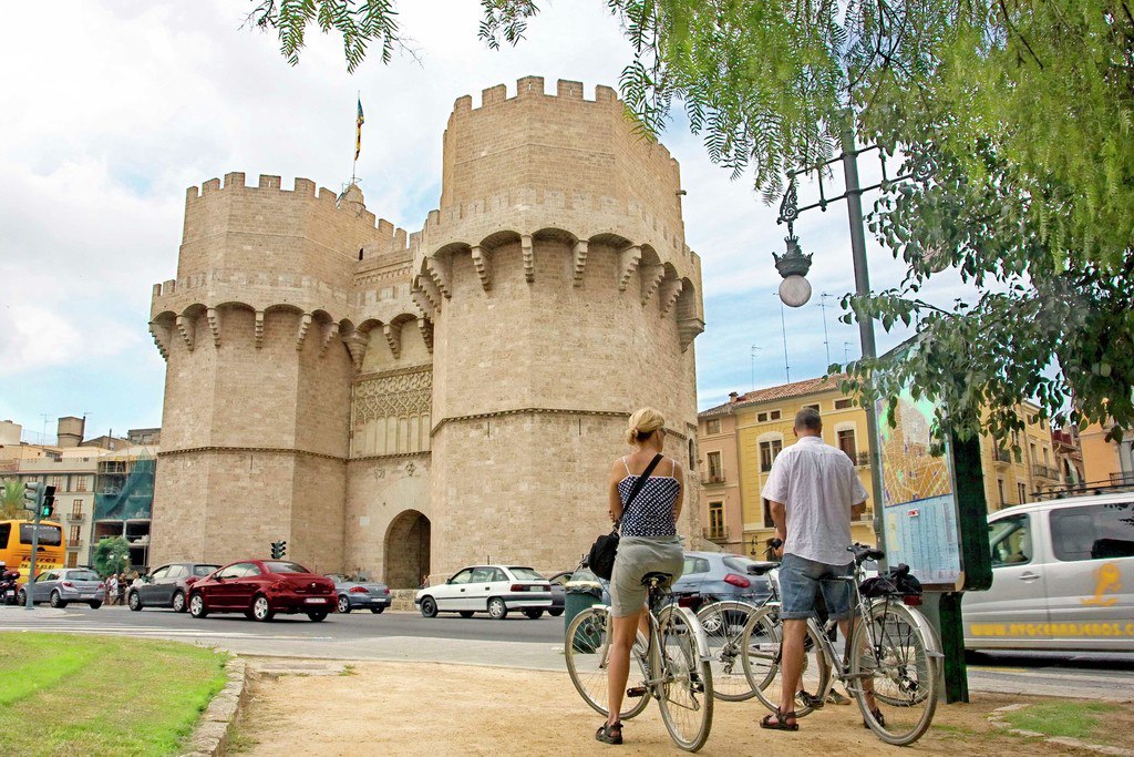AjuntamentVLC's tweet photo. 🔶 Des de demà 📆 6 de juny, @CulturalVLC torna a obrir els dilluns a les visites la #Llotja, el Centre Arqueològic de l'#Almoina i les Torres de #Quart i de #Serrans 🏛️, en el seu horari habitual, de⌚ 10 a 19 hores.
▶️https://t.co/2M51ikOBZa https://t.co/zUrqiJamOf