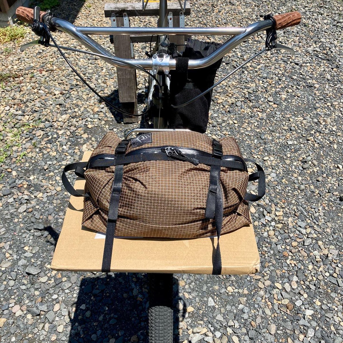 urawaRIMBA's tweet photo. 大きい目のラックで荷物の固定に便利なROK strapsが便利。再入荷しています。
レコード、AOクーラー、スタッフサック…。
簡単に長さの調整もできて、しっかり固定できます。
https://t.co/YxXdlCEaei
#rokstraps #ロックストラップ #パッキング #bikepacking #ストラップ https://t.co/SJufo0kK3x