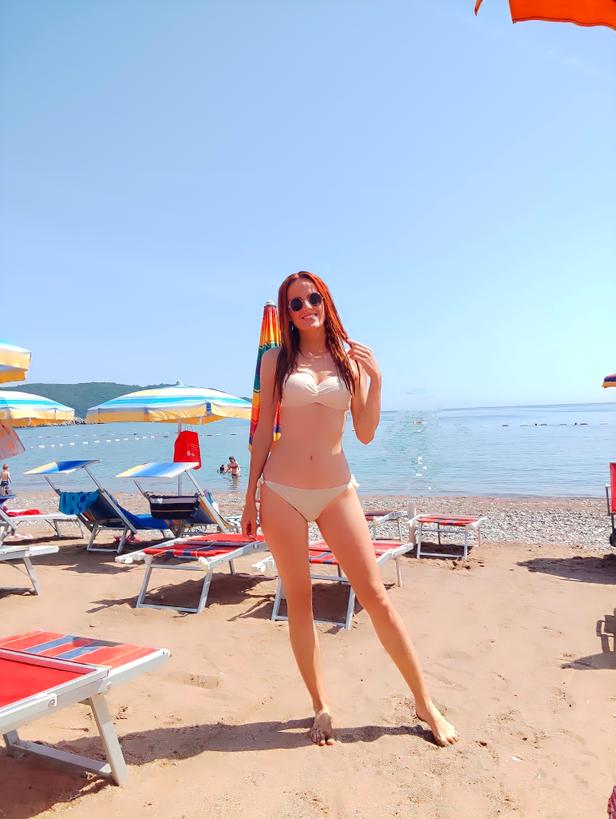 NellyMonk1's tweet photo. Hello from the Adriatic sea! ⛱️🌴🌊

#beachgirl #beach #athebeach #ginger #beachtime https://t.co/Pzu4Pqu451