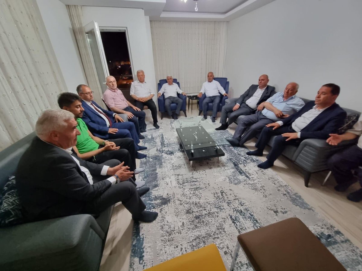 Ramazannkasli's tweet photo. Teşkilat mensuplarımız ile birlikte bir süre önce #PençeKilit Harekâtı bölgesinde hain teröristlerin saldırısı sonucu yaralanan ve tedavisi tamamlanan Aksaray'da İl Yönetim Kurulu Üyemizin oğlu #Cerit'li Hemşehrimiz #Gazi P.Uzm.Çvş. Veysel Özdemir'i ziyaret ettik. https://t.co/egZH4qKomc