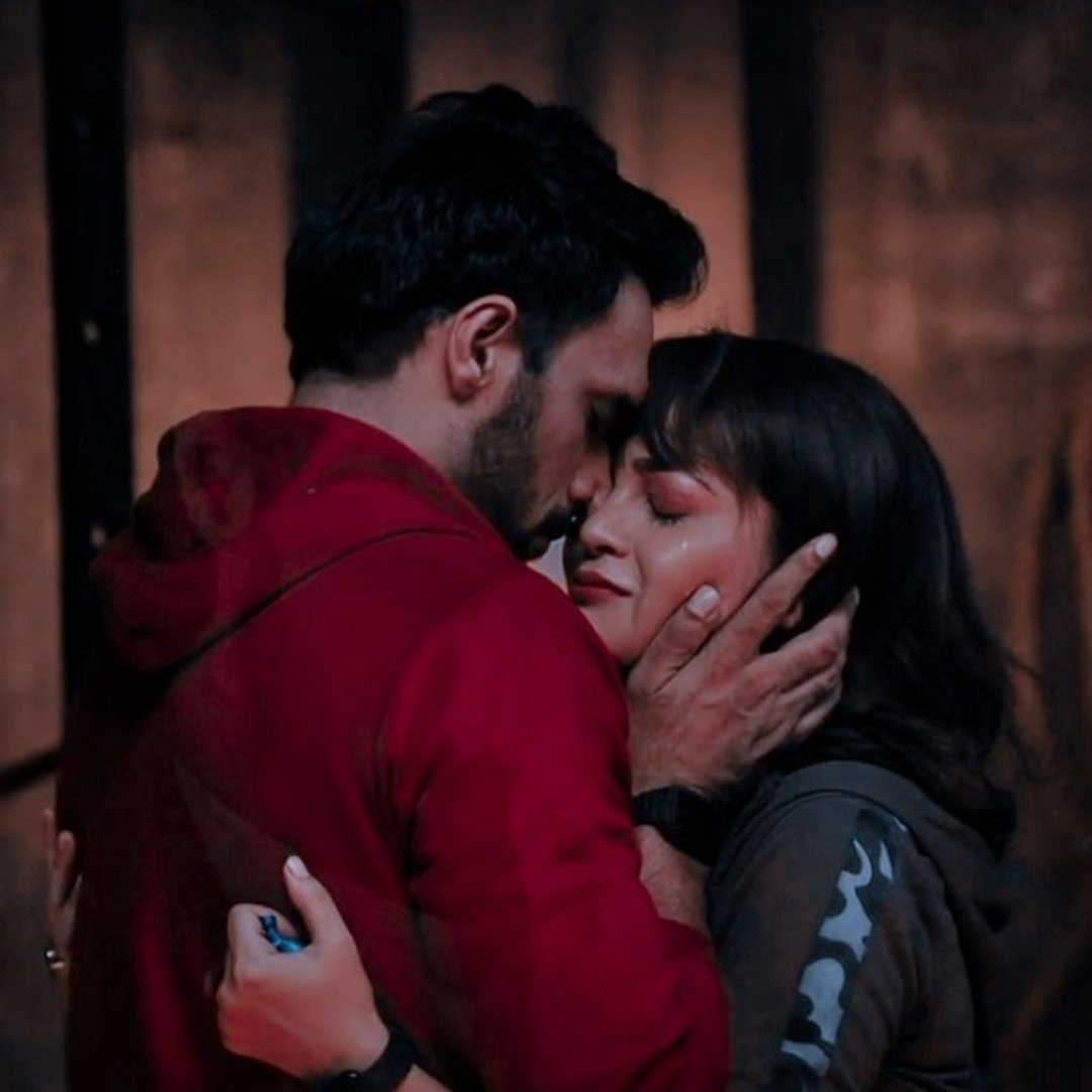 They both knew what's coming their way henceforth were making eo strong, brave to handle it. 
He wasn't worried for himself but for her cuz he knew how hard her life will be but she made herself his strength &amp; promised to be strong. 
#MoRan #ZiddiDilMaaneNa