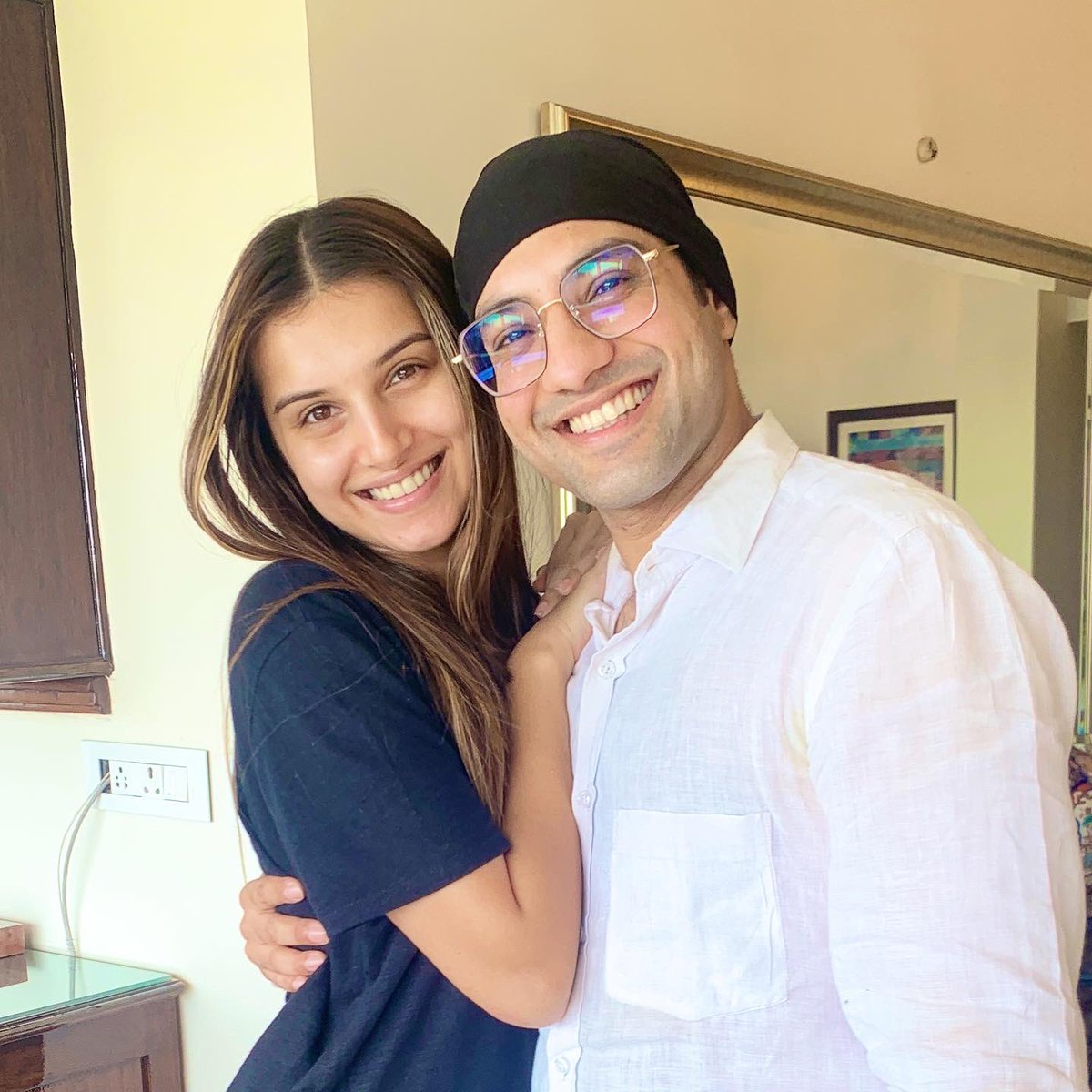 DanceWithChirag's tweet photo. It was more than amazing meeting my darling little taru @TaraSutaria after a long time♥️🌟 #love #friendsforever #happy #tarasutaria #piasutaria #chiragaggarwal #dancewithchirag #friendshipgoals #mumbaidiaries #bandradiaries #bandrawest #artistsoninstagram https://t.co/UqihgOB48a