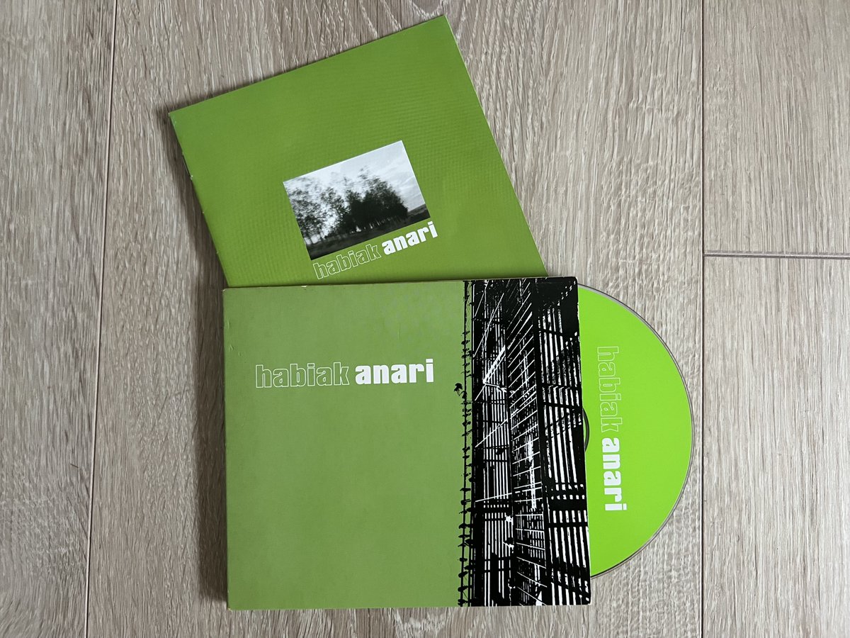IzkanderF's tweet photo. Nire @anarirena-ren disko kutunenak lehenengo biak dira. Debuta bikaina bezain atsekabetua zen. 2000ko "Habiak" bide estuetatik aurrera jarraitzen zuen. Haren soinuak, aldiz, banda baten laguntza puntualari esker sendoagoa ematen zuen. #OrainEntzuten #2000Musikan #GureKlasikoak https://t.co/AeyGv91gNT