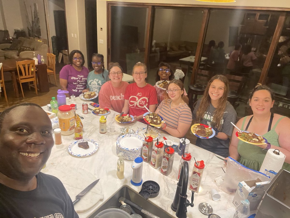 Dr_PWilliamsJ's tweet photo. Our daughters’ friends came to visit from @UNTsocial, and we a great night of cooking. They even learned the Williams Everything Seasoning recipe. #CookingwiththeWilliams https://t.co/pApSF9OBTh