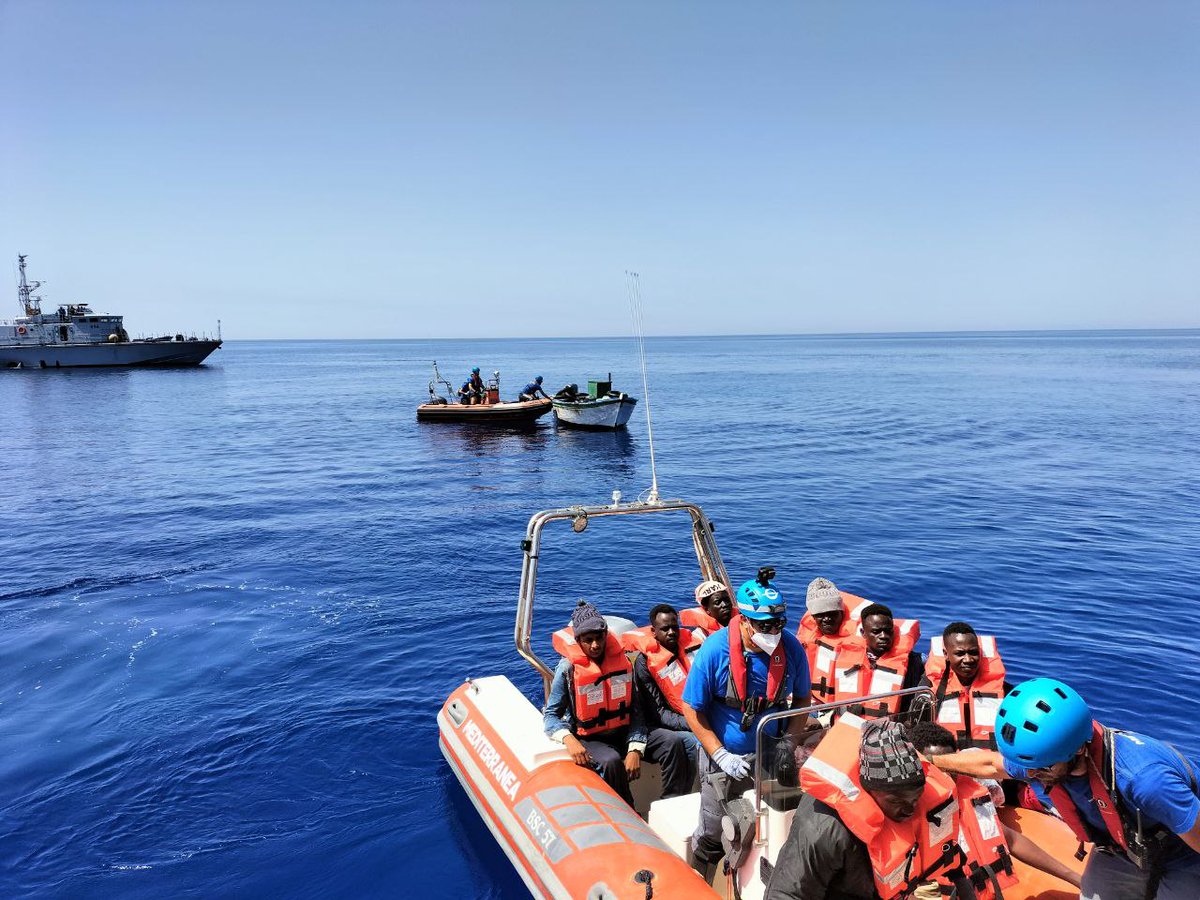🔵 Nonostante la pericolosa presenza della motovedetta libica sulla scena, #MareJonio ha completato il soccorso di 29 persone a rischio vita su una piccola barca in legno. 

Tutti i naufraghi sono adesso in salvo a bordo della nostra nave.
1/2