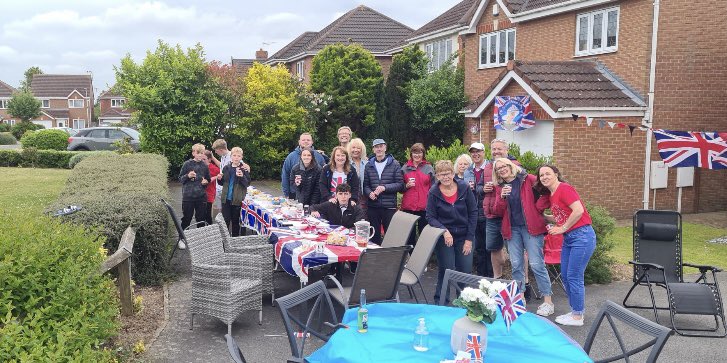 SKingsy's tweet photo. An amazing Lord Close Jubilee party! The weather was hit &amp; miss but we all smiled all day! #JubileeCelebration #PlatinumJubilee #Leicestershire #HM70 #corgi #PlatinumJubileeCelebration https://t.co/BUEGixE0Cg