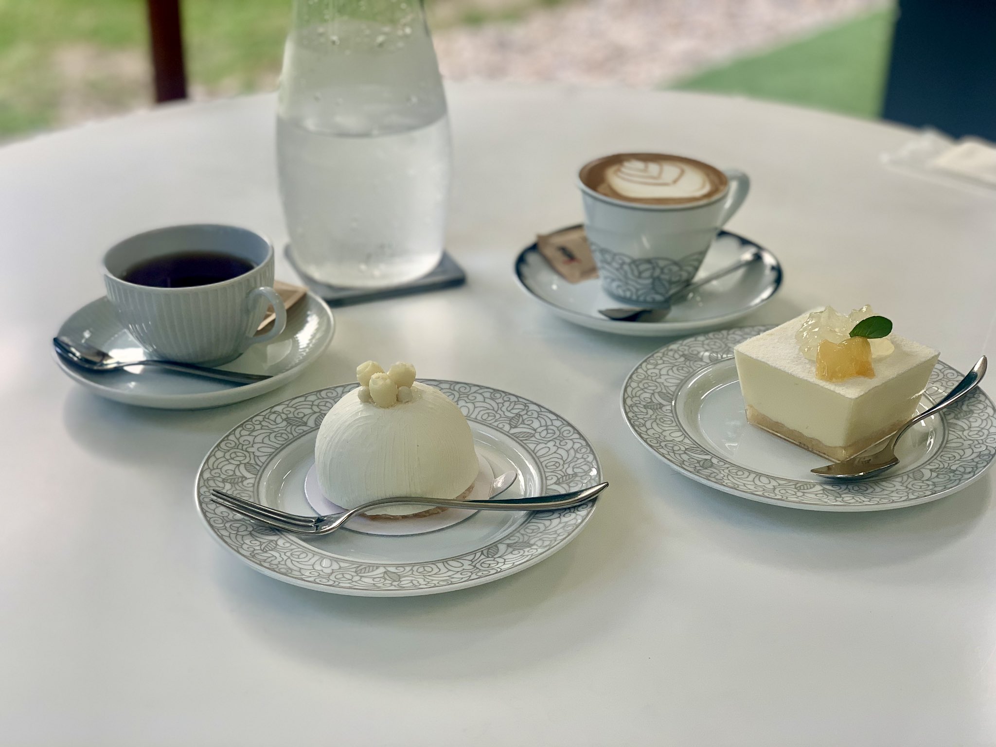 さやか B Z 昨日行った東京都庭園美術館内にある カフェ庭園 テラス席と室内席があり 待ち順番の運が良くテラス席ゆったりできた 店内もケーキもお皿もとても素敵 T Co Ovjgop7etz Twitter