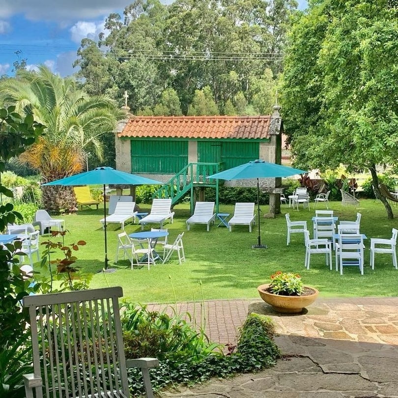 Copas, buen rollo, tranquilidad, musiquita y algún que otro concierto by  @quintasanamaro ... Y además puedes venir con tu perro. Nuestra terraza de verano @sentanaherba #albariño  #meaño