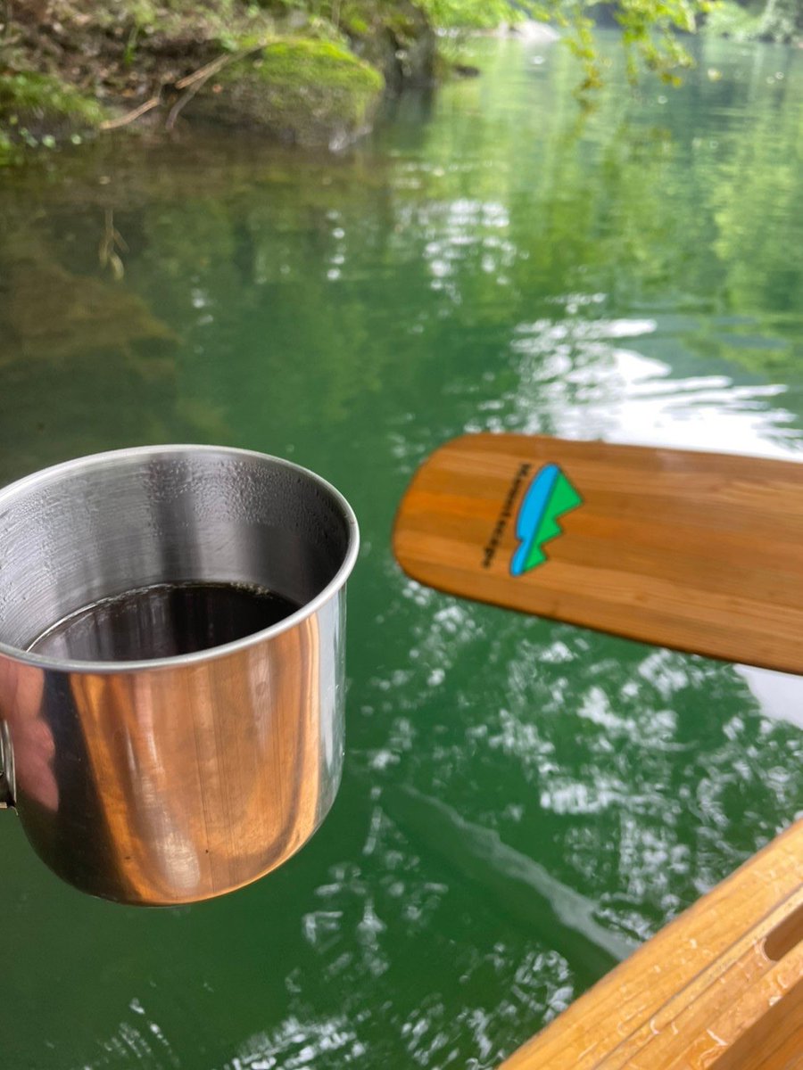 mountscape_'s tweet image. カヌーの上で豆を挽いて入れるコーヒーは格別です☕️受け渡しはパドルで。#mountscape #奥多摩 #カヌー #コーヒー