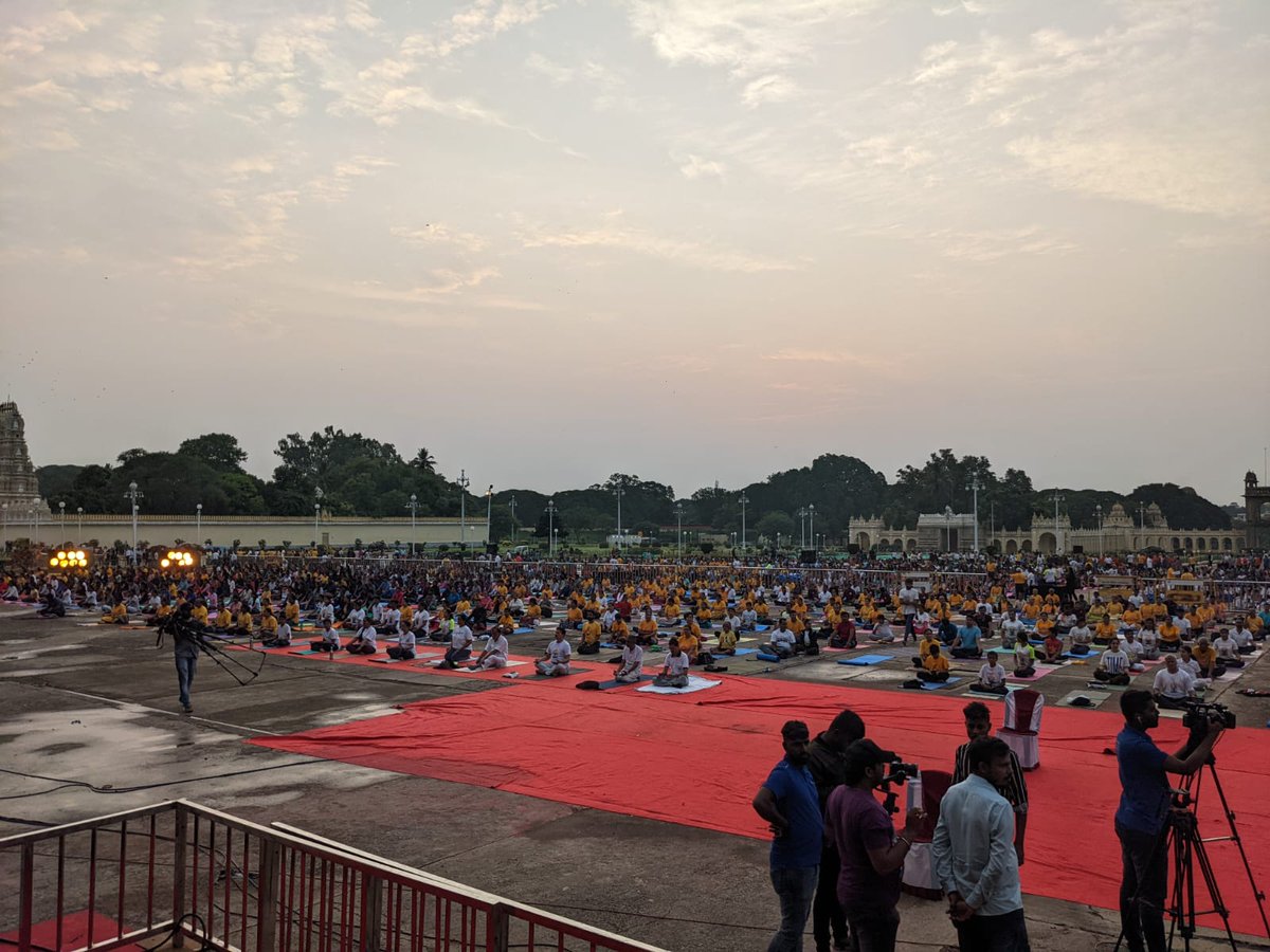 ramadassmysuru's tweet photo. Colossal response by yoga enthusiasts to the first rehearsal for International Day of Yoga-2022.

From small children to 80 year old took part in this rehearsal.

Surely international yoga day 2022 in #Mysuru will attain enormous success.

@narendramodi @moayush @BSBommai https://t.co/REjp5ONtaf