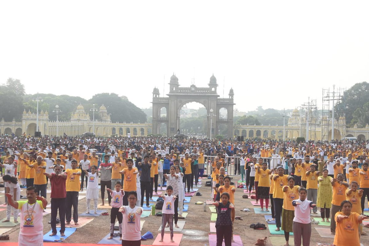 ramadassmysuru's tweet photo. Colossal response by yoga enthusiasts to the first rehearsal for International Day of Yoga-2022.

From small children to 80 year old took part in this rehearsal.

Surely international yoga day 2022 in #Mysuru will attain enormous success.

@narendramodi @moayush @BSBommai https://t.co/REjp5ONtaf