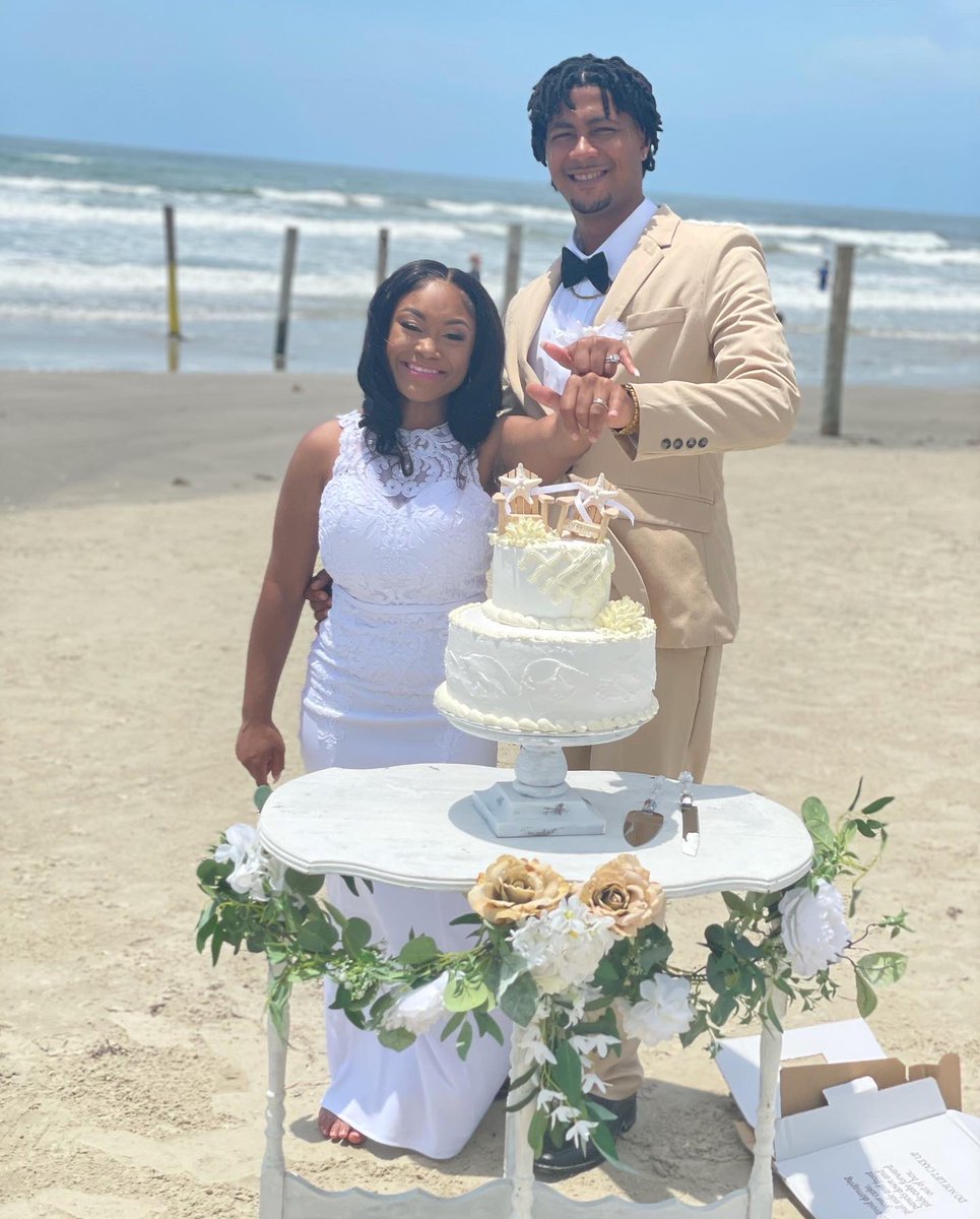 TyJunea's tweet photo. I’z married now ❤️ June 4, 2022

I met Phillip on June 3rd of last year, and that next day we made it official ❤️. We found what we were looking for in one another and surprisingly share the same love language, and now, today, on our first anniversary, he is my husband ✨. https://t.co/ZFjwwPe2xQ