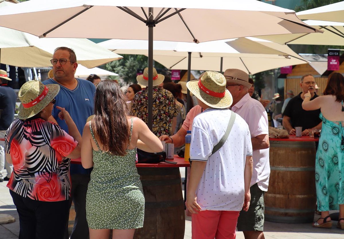 ReusViuelVi's tweet photo. Segona #vermutada de la @reusviuelvi💥🥃 . La calor no pot amb les ganes🎉. Fins les 14:30 h a la Plaça de la Llibertat🙌

@cambrareus @reus_cat @ReusPromocio @VermutMiroReus https://t.co/l2mjZE88et