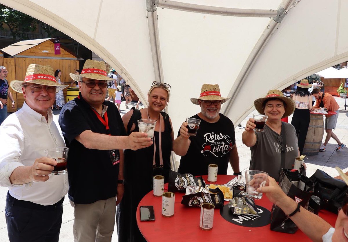 ReusViuelVi's tweet photo. Segona #vermutada de la @reusviuelvi💥🥃 . La calor no pot amb les ganes🎉. Fins les 14:30 h a la Plaça de la Llibertat🙌

@cambrareus @reus_cat @ReusPromocio @VermutMiroReus https://t.co/l2mjZE88et