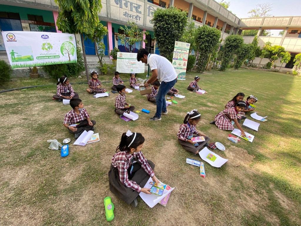 MCD_Delhi's tweet photo. School kids competed with their paint brush on GREEN THEME and planted saplings in Keshavpuram Zone on #WorldEnvironmentDay . 
Adults had their share of green determination through rally on Source Segregation of Waste.
#MCDCares
#OnlyOneEarth 
@AshwaniKumar_92
@GyaneshBharti1 https://t.co/gmuDjrX9Bb