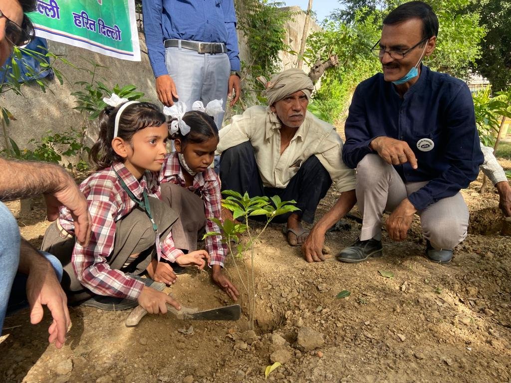 MCD_Delhi's tweet photo. School kids competed with their paint brush on GREEN THEME and planted saplings in Keshavpuram Zone on #WorldEnvironmentDay . 
Adults had their share of green determination through rally on Source Segregation of Waste.
#MCDCares
#OnlyOneEarth 
@AshwaniKumar_92
@GyaneshBharti1 https://t.co/gmuDjrX9Bb