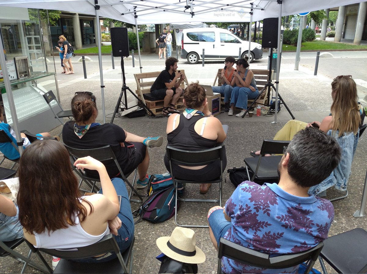 llop74's tweet photo. Molt contents de la Jornada Jove d'ahir. Molta participació del nostre jovent amb ganes de mostrar el seu talent i de la ciutadania per gaudir-lo. Una jornada que ha vingut per quedar-se. Gràcies Olga&amp;Sabi per tota la feinada des de l'@OJAU i sobretot al jovent participant. https://t.co/1SuKznjMIg