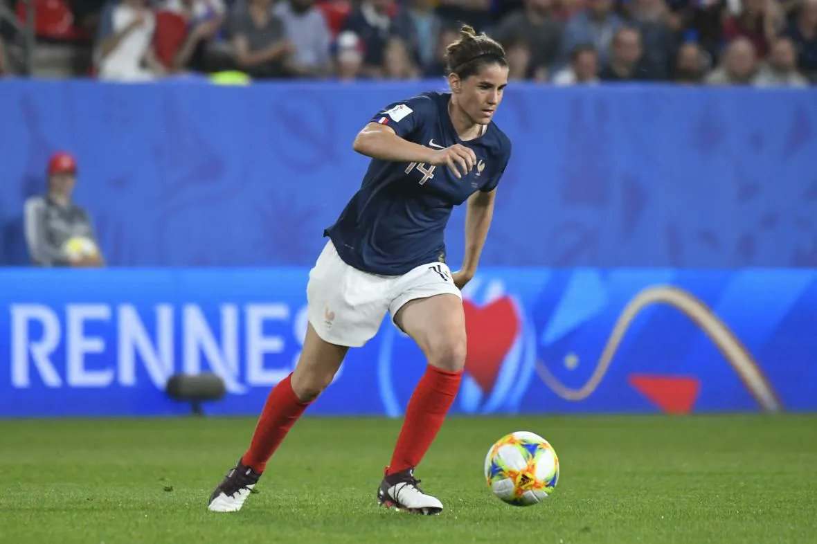 supportrice_edf's tweet photo. Joyeux anniversaire à Charlotte #Bilbault qui fête ses 3️⃣2️⃣ ans aujourd'hui ! 🥳 https://t.co/hLRPoWIjuk
