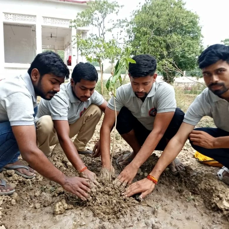rishabh_drx's tweet photo. 5 जून (विश्व पर्यावरण दिवस) के उपलक्ष्य में "सरदार सेवा संगठन" द्वारा निर्माणित "बाबा ब्रह्मदेव उद्यान पाटन" में वृक्षारोपण 🌳🌳कार्यक्रम  SDM बीघापुर , पाटन चौकी दीवान , प्रबंधक SVIC पाटन,  एवम अन्य सम्मानित सदस्यो द्वारा संपन्न हुआ ।
 आप सभी को पर्यावरण दिवस की शुभकामनाएं। https://t.co/obsJAKELeo