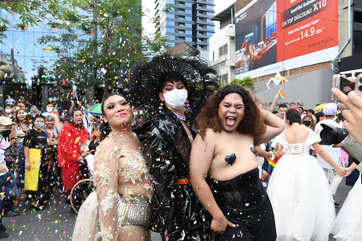 KhaosodEnglish's tweet photo. Bangkok Naruemit Pride Parade, one of the largest in many years. New governor of Bangkok Chatchart Sittipunt also attended. #WhatsHappeningInThailand #Thailand #Pride2022 #LGBT #นฤมิตไพรด์ #นฤมิตไพร์ด #PrideMonth #BangkokNaruemitPride2022 https://t.co/wyLLfik3By