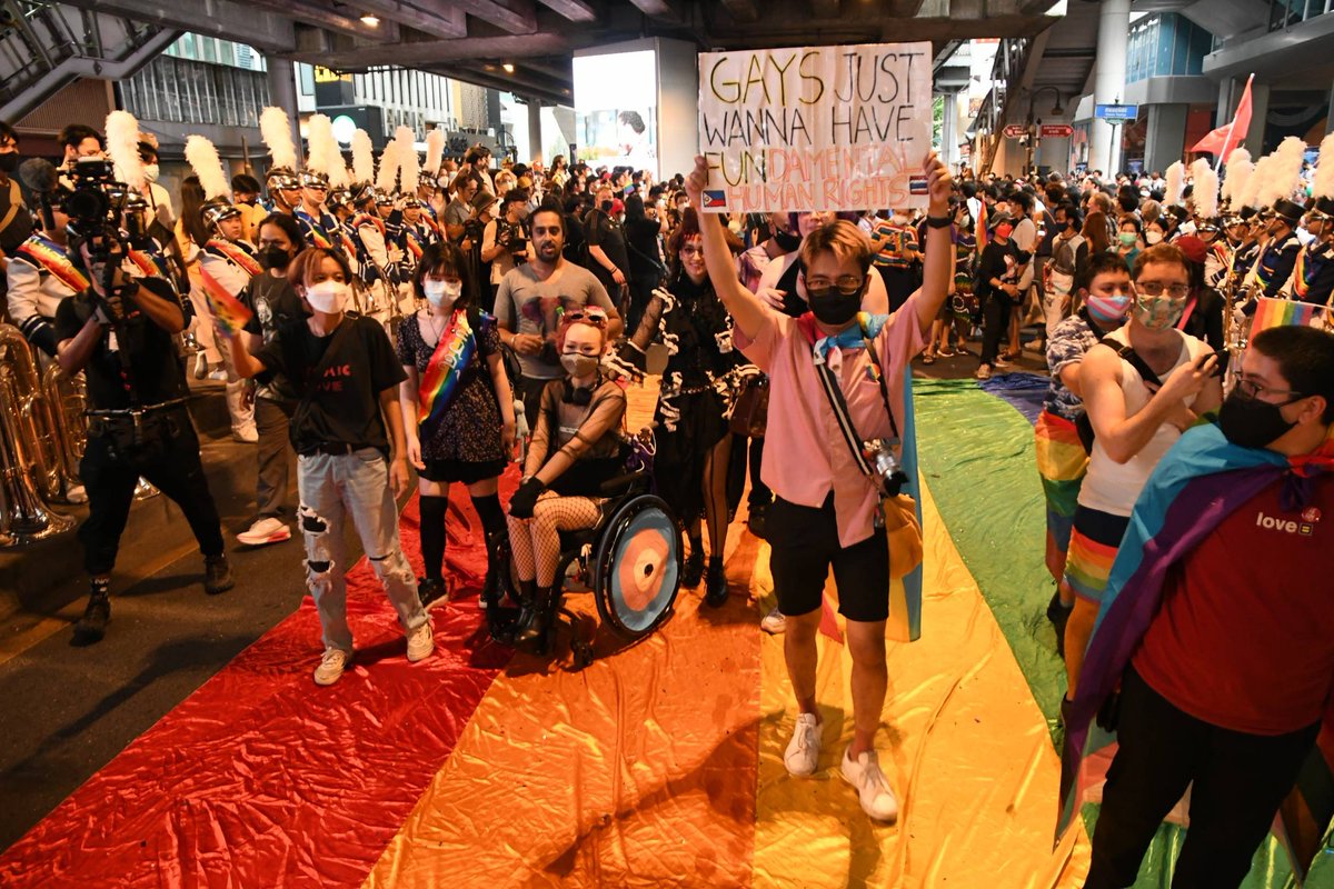 KhaosodEnglish's tweet photo. Bangkok Naruemit Pride Parade, one of the largest in many years. New governor of Bangkok Chatchart Sittipunt also attended. #WhatsHappeningInThailand #Thailand #Pride2022 #LGBT #นฤมิตไพรด์ #นฤมิตไพร์ด #PrideMonth #BangkokNaruemitPride2022 https://t.co/wyLLfik3By