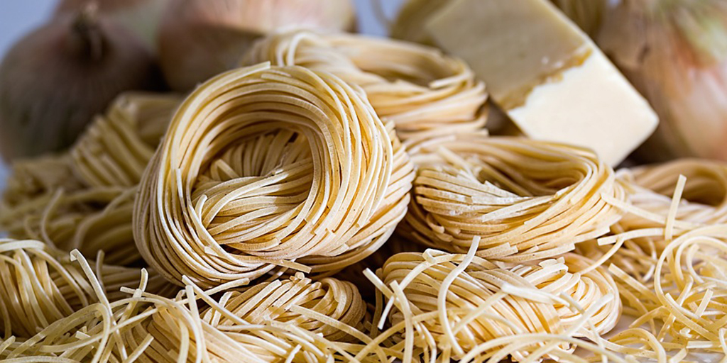 WebMD's tweet photo. People with food allergies have 50% less risk of becoming infected with the virus that causes COVID-19 than people who don’t have food allergies, a National Institutes of Health study found. https://t.co/zc6PCBsKF9 https://t.co/mPCIDuOUFb