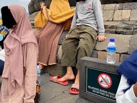 OrangNgetweet's tweet photo. tiket masuk candi borobudur kalau murah kelakuan wisatawan lokal kaya gini: https://t.co/iDRSV8PnRn