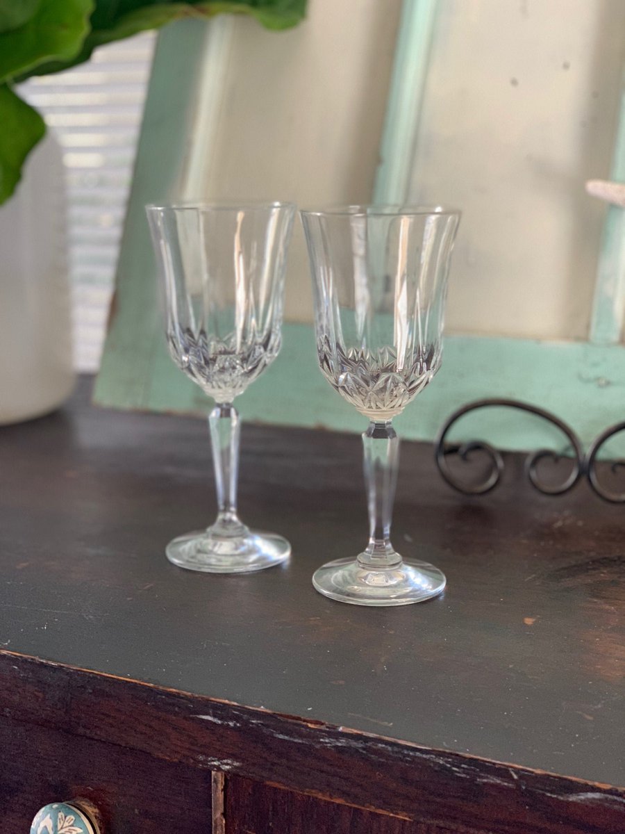 VSeagrape's tweet image. Wine Glasses, Vintage Pair of Cut Glass Wine Glasses, Vintage White Wine Glasses, Vintage Barware, Vintage Glassware, Pair of Wine Glasses #BarDisplay #VintageBar 
Buy here etsy.com/listing/731681…