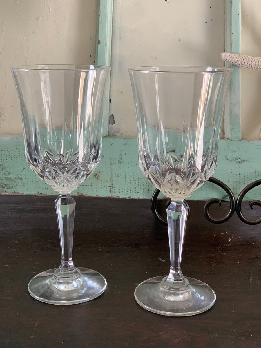 VSeagrape's tweet image. Wine Glasses, Vintage Pair of Cut Glass Wine Glasses, Vintage White Wine Glasses, Vintage Barware, Vintage Glassware, Pair of Wine Glasses #BarDisplay #VintageBar 
Buy here etsy.com/listing/731681…