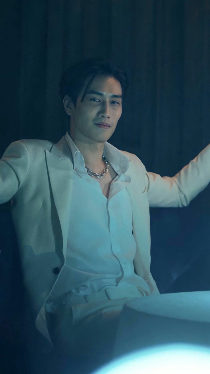 He's like yin yang #BibleSumettikul 

black in                               White in
luminance                          the dark