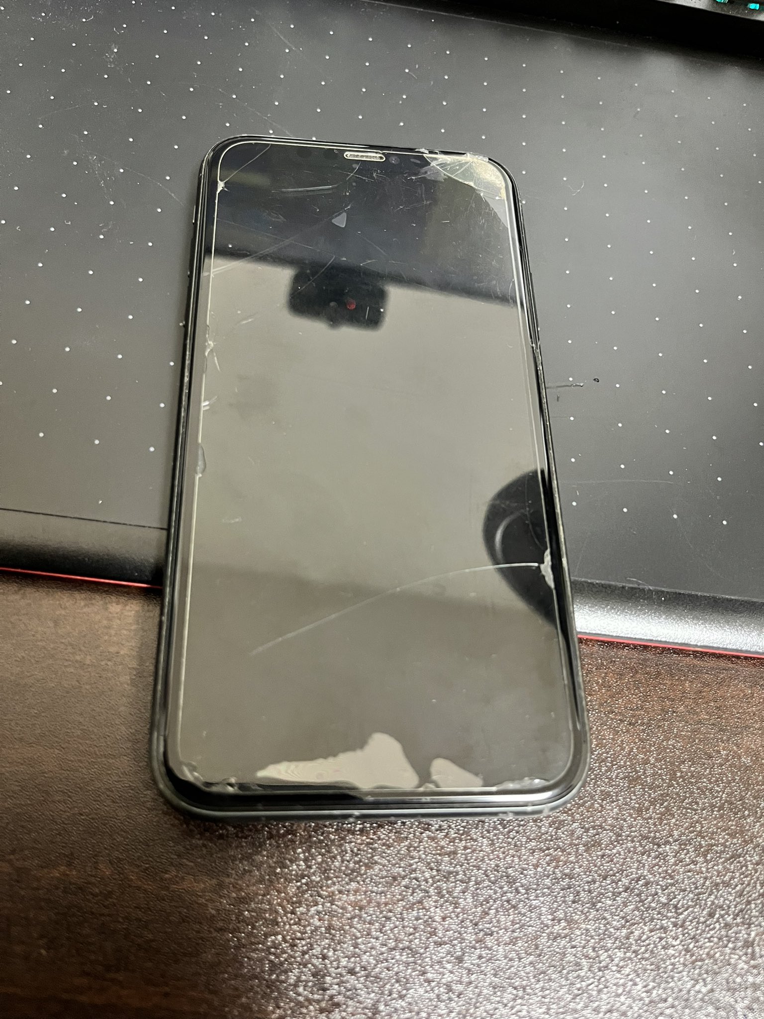 ガンマ 前の携帯のバキバキ感やばすぎる笑 これ本体まで傷行ってます笑 T Co Gcveeqntp6 Twitter