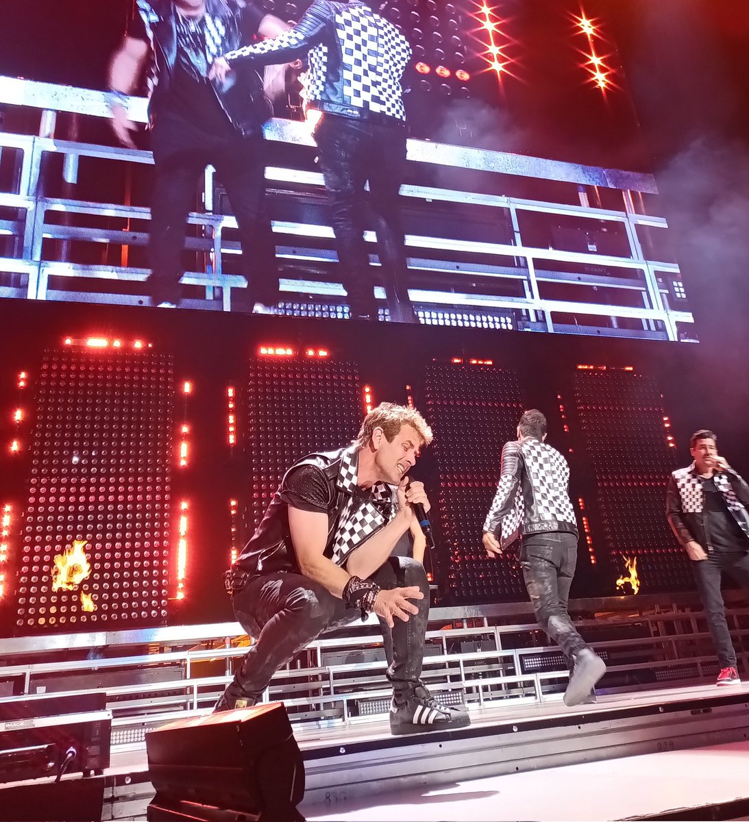 GeekBrenda's tweet photo. @joeymcintyre So much passion, such a great talent. #NKOTBMixTapeTour #SeattleShow @NKOTB https://t.co/qxRewK7Mv5