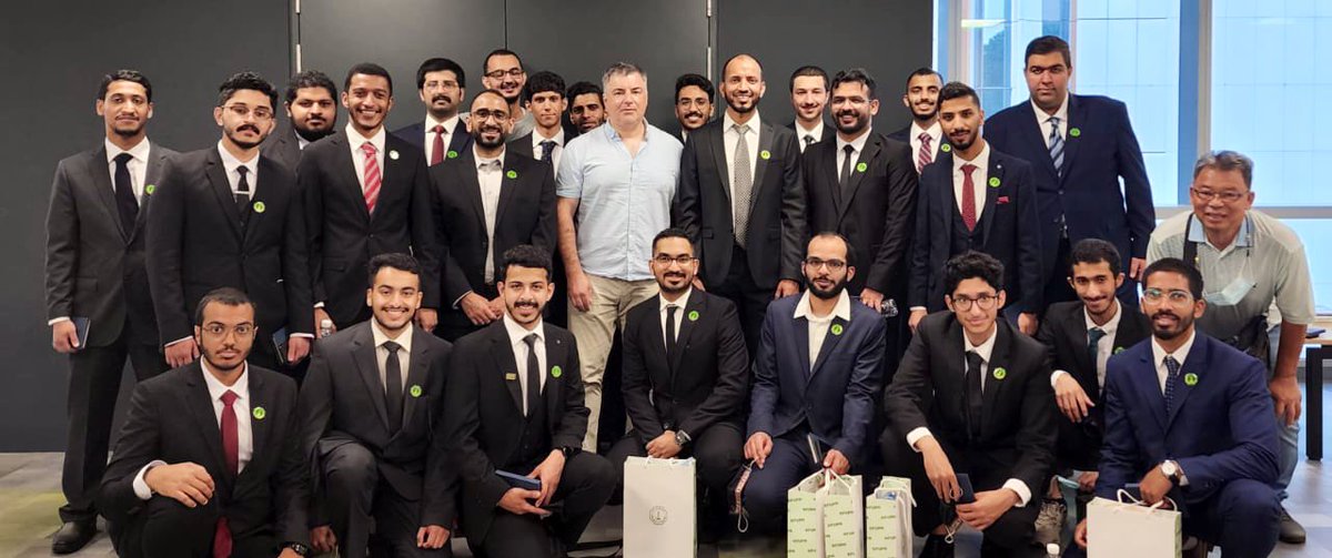 KFUPM's tweet photo. ضمن برنامج الزيارات الطلابية الدولية، زار طلاب وأساتذة من #جامعة_الملك_فهد_للبترول_والمعادن جامعة سنغافورة الوطنية والتقوا - خلال الزيارة - مكتشف مادة الجرافين الحاصل على جائزة نوبل في الفيزياء العالم Konstantin Novoselov

#KFUPM https://t.co/gjQ2kAwaBY